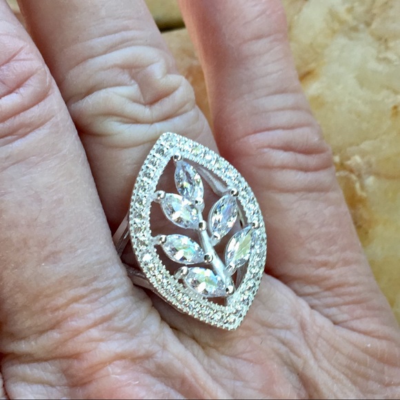 Jewelry - NEW White topaz floral cocktail ring